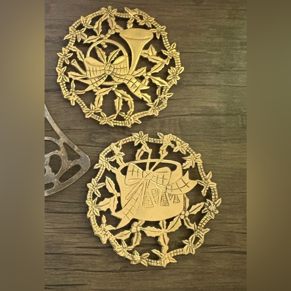Lot Of‎ 2 THE COOK'S BAZAAR Brass Christmas Trivets Horn Ribbon Drum Wall Table